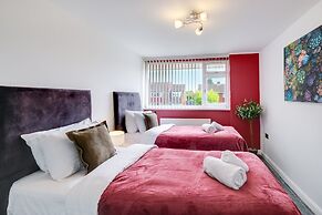 Elegant 5 Bed Home with Garden- Slough