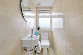 Elegant 5 Bed Home with Garden- Slough
