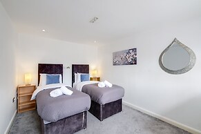 Elegant 5 Bed Home with Garden- Slough