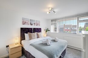 Elegant 5 Bed Home with Garden- Slough