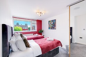 Elegant 5 Bed Home with Garden- Slough