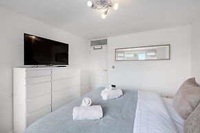 Elegant 5 Bed Home with Garden- Slough