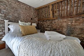 Cottage in Peak District With Scenic Views