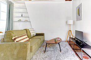 Charming 1BR Near Latin Quarter