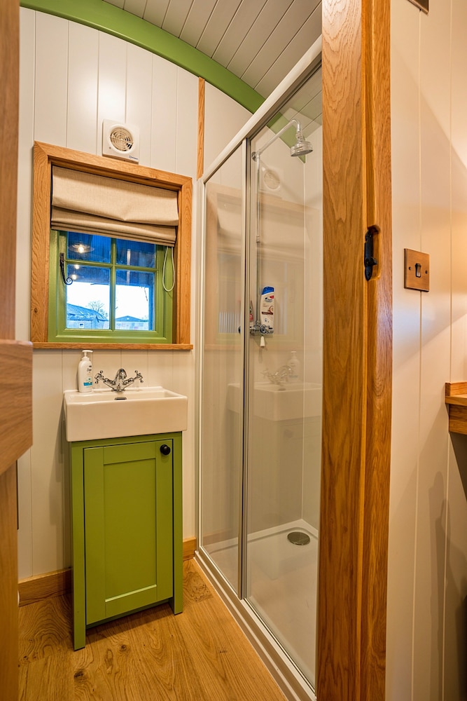 Shepherd's Hut in Devon by Scenic Lake