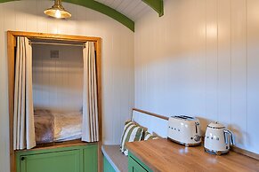 Shepherd's Hut in Devon by Scenic Lake