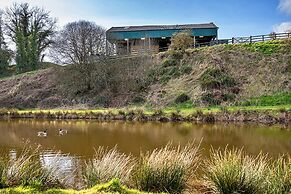 Shepherd's Hut in Devon by Scenic Lake