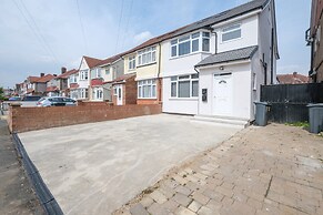 Newly Converted 3 Bed Apt. in Hounslow
