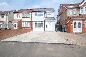 Newly Converted 3 Bed Apt. in Hounslow