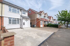 Newly Converted 3 Bed Apt. in Hounslow