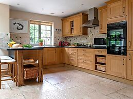 Cottage in Kingham With Private Pool