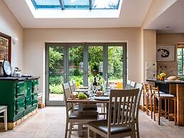 Cottage in Kingham With Private Pool