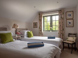 Cottage in Kingham With Private Pool