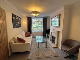 Charming 3-bed Cottage - Private Garden & Parking