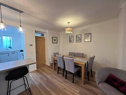 Charming 3-bed Cottage - Private Garden & Parking