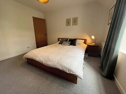 Charming 3-bed Cottage - Private Garden & Parking