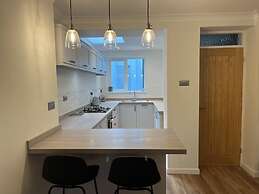 Charming 3-bed Cottage - Private Garden & Parking