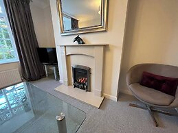 Charming 3-bed Cottage - Private Garden & Parking