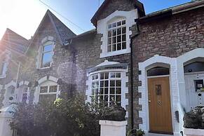 Charming 3-bed Cottage - Private Garden & Parking