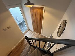 Charming 3-bed Cottage - Private Garden & Parking