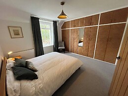 Charming 3-bed Cottage - Private Garden & Parking