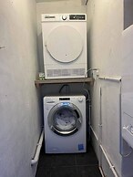 Charming 3-bed Cottage - Private Garden & Parking