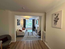 Charming 3-bed Cottage - Private Garden & Parking