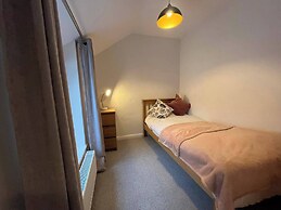 Charming 3-bed Cottage - Private Garden & Parking