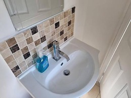 Gillingham Retreat - Spacious 4 Bedroom House