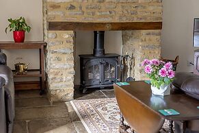 Spacious Cottage in North Cheriton, No Deposit