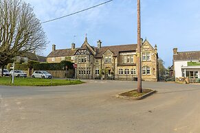 Spacious Cottage in North Cheriton, No Deposit