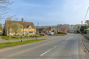 Spacious Cottage in North Cheriton, No Deposit