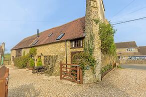 Spacious Cottage in North Cheriton, No Deposit