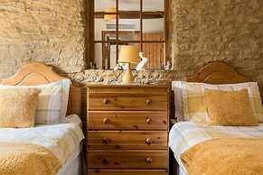 Spacious Cottage in North Cheriton, No Deposit