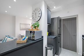 Newly Converted 2BDR 1BA APT in Hounslow