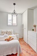 Bright 1BR Bastille Getaway - 4 Guests