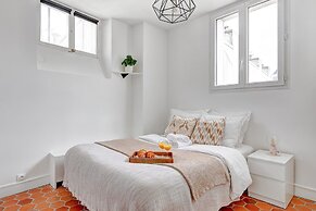 Bright 1BR Bastille Getaway - 4 Guests