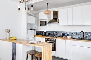 Bright 1BR Bastille Getaway - 4 Guests