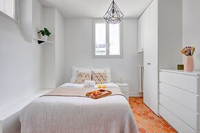 Bright 1BR Bastille Getaway - 4 Guests