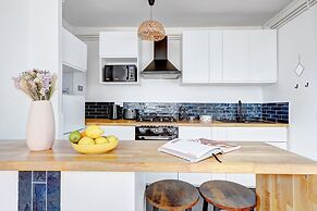 Bright 1BR Bastille Getaway - 4 Guests