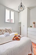 Bright 1BR Bastille Getaway - 4 Guests