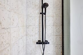 Bright 1BR Bastille Getaway - 4 Guests