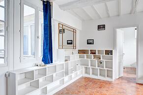 Bright 1BR Bastille Getaway - 4 Guests