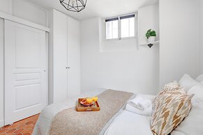 Bright 1BR Bastille Getaway - 4 Guests