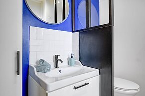 Bright 1BR Bastille Getaway - 4 Guests