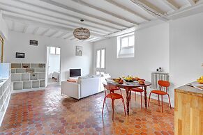 Bright 1BR Bastille Getaway - 4 Guests