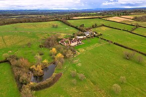 Holiday Home in Bruton With Private Lakes