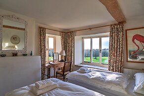 Holiday Home in Bruton With Private Lakes