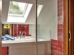 Loft in Cotswolds With Pool & Scenic Gardens