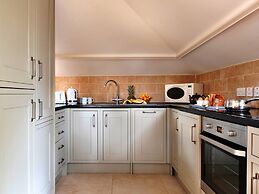 Loft in Cotswolds With Pool & Scenic Gardens